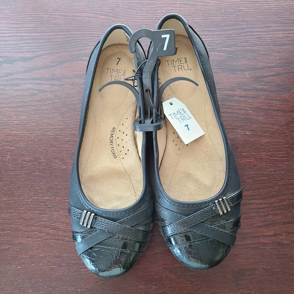 Time and Tru Buckle Toe Flat Size 7